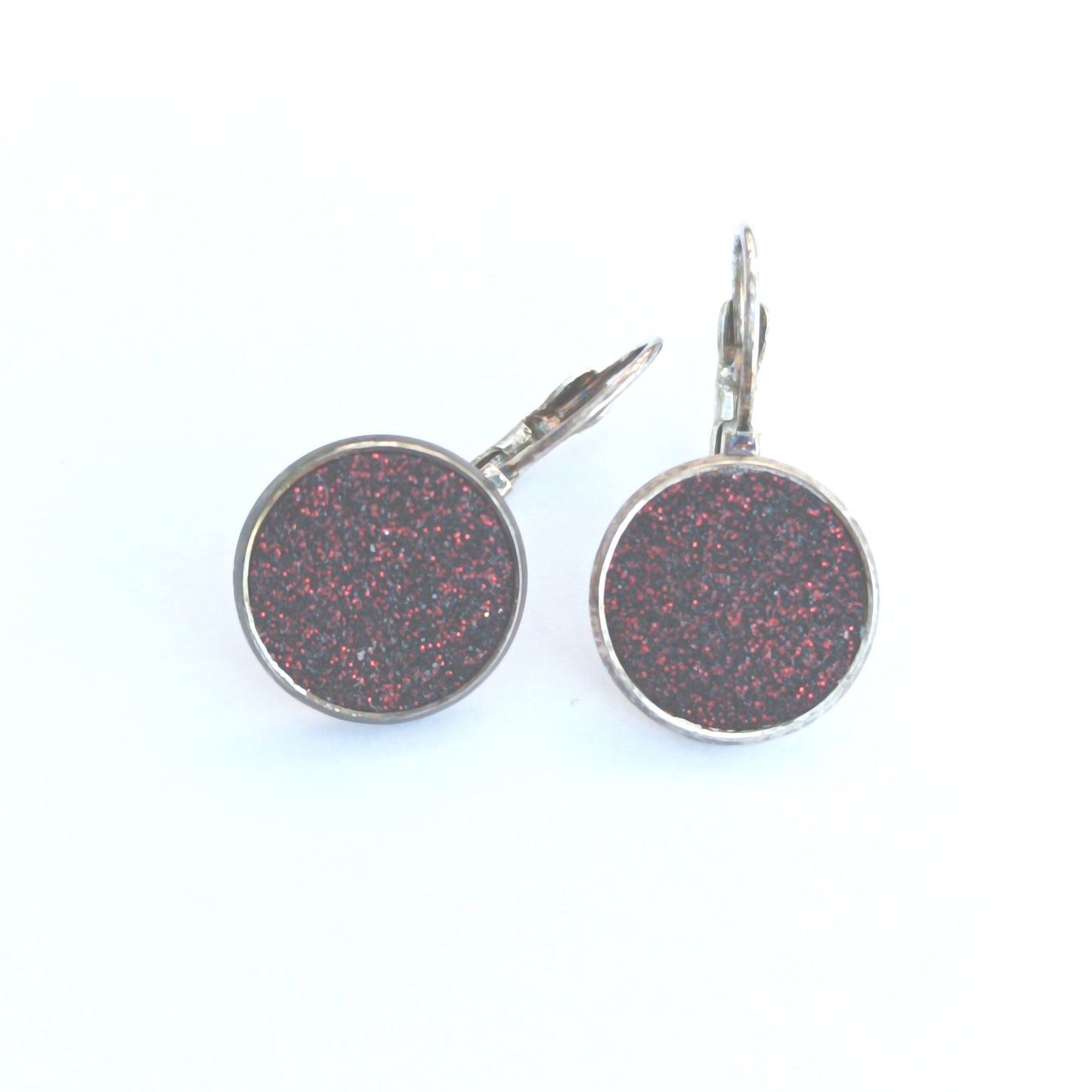 Boucle d'oreille en cuir. Ronde noir/rouge