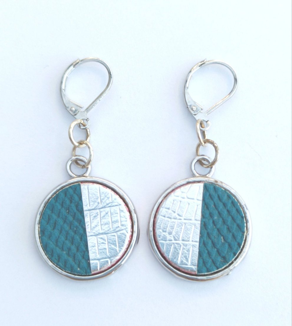 Boucle d'oreille en cuir. Ronde bleu/argent