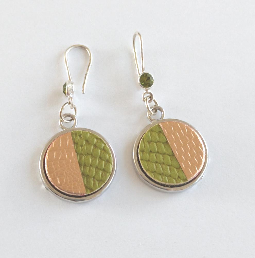 Boucle d'oreille en cuir. Ronde vert/doré