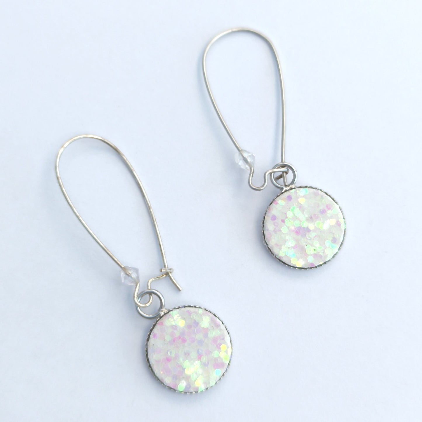 Boucle d'oreille en cuir. Ronde blanc pailleté