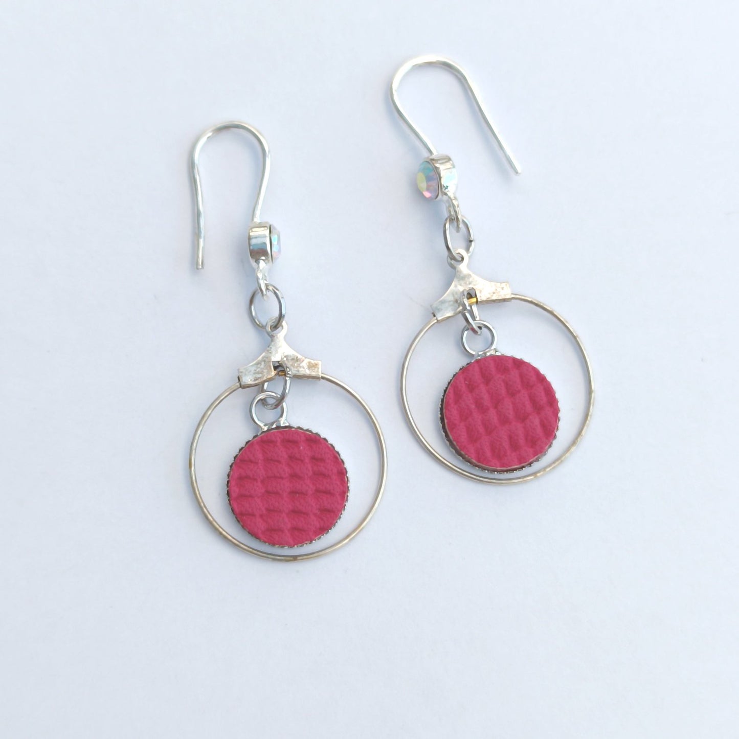 Boucle d'oreille en cuir. Créole rouge