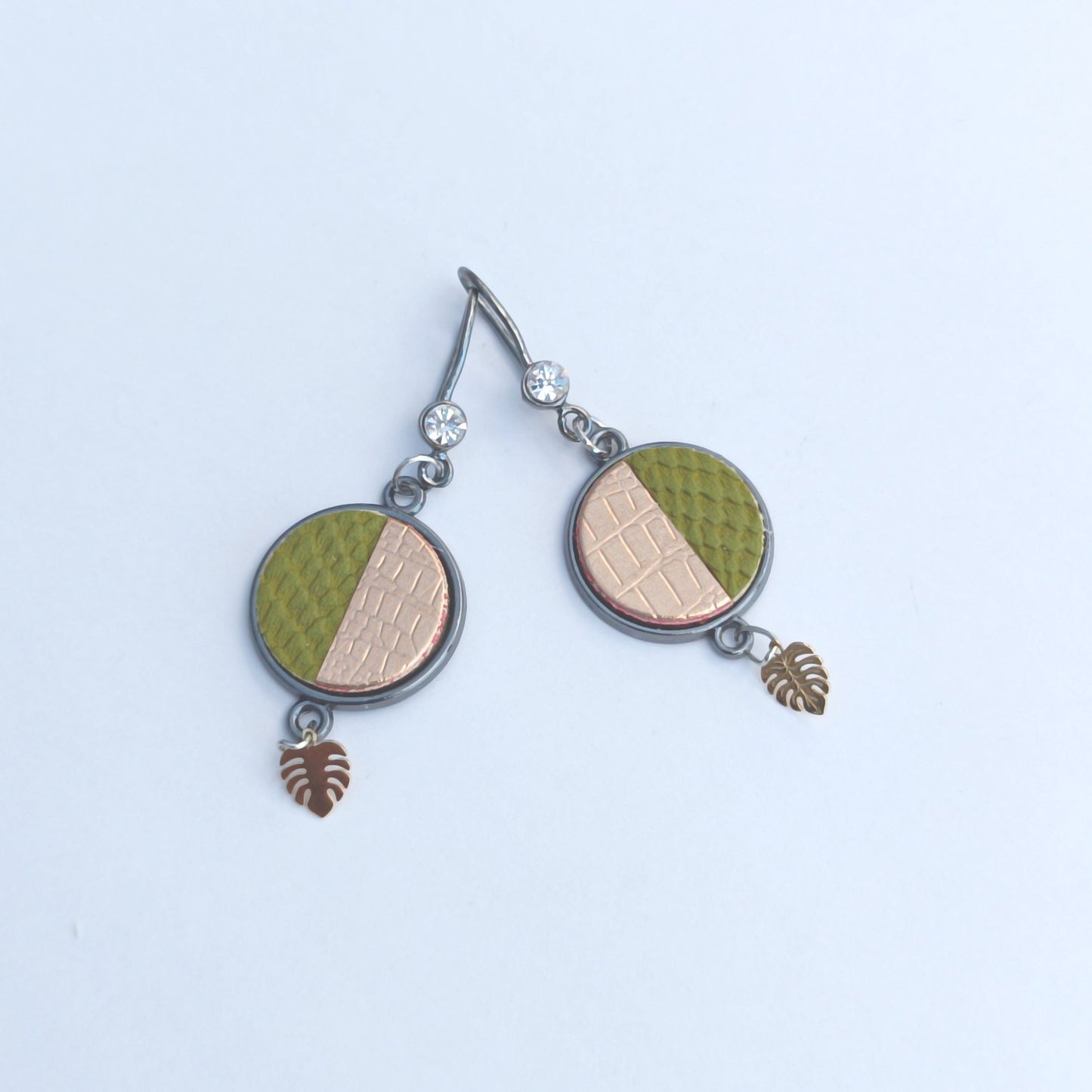 Boucle d'oreille en cuir. Ronde vert/doré et feuille