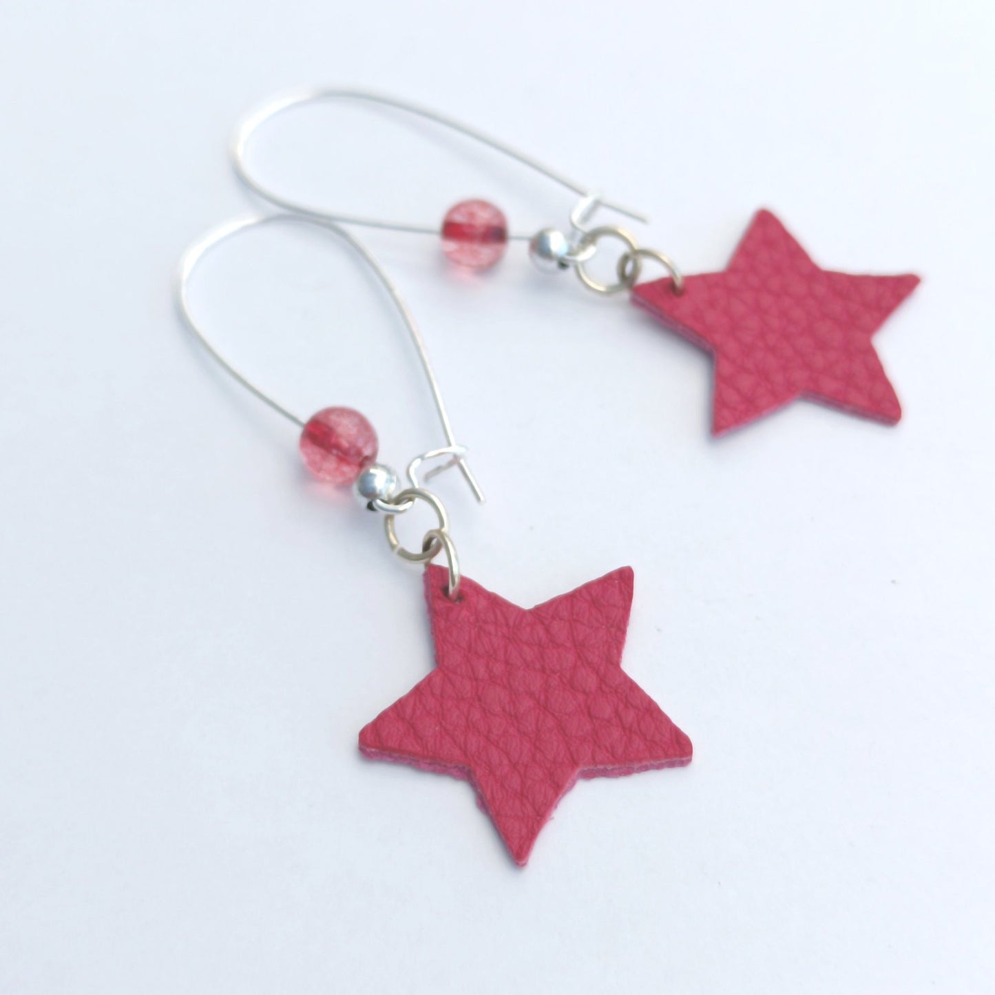 Boucle d'oreille en cuir. Etoile rose
