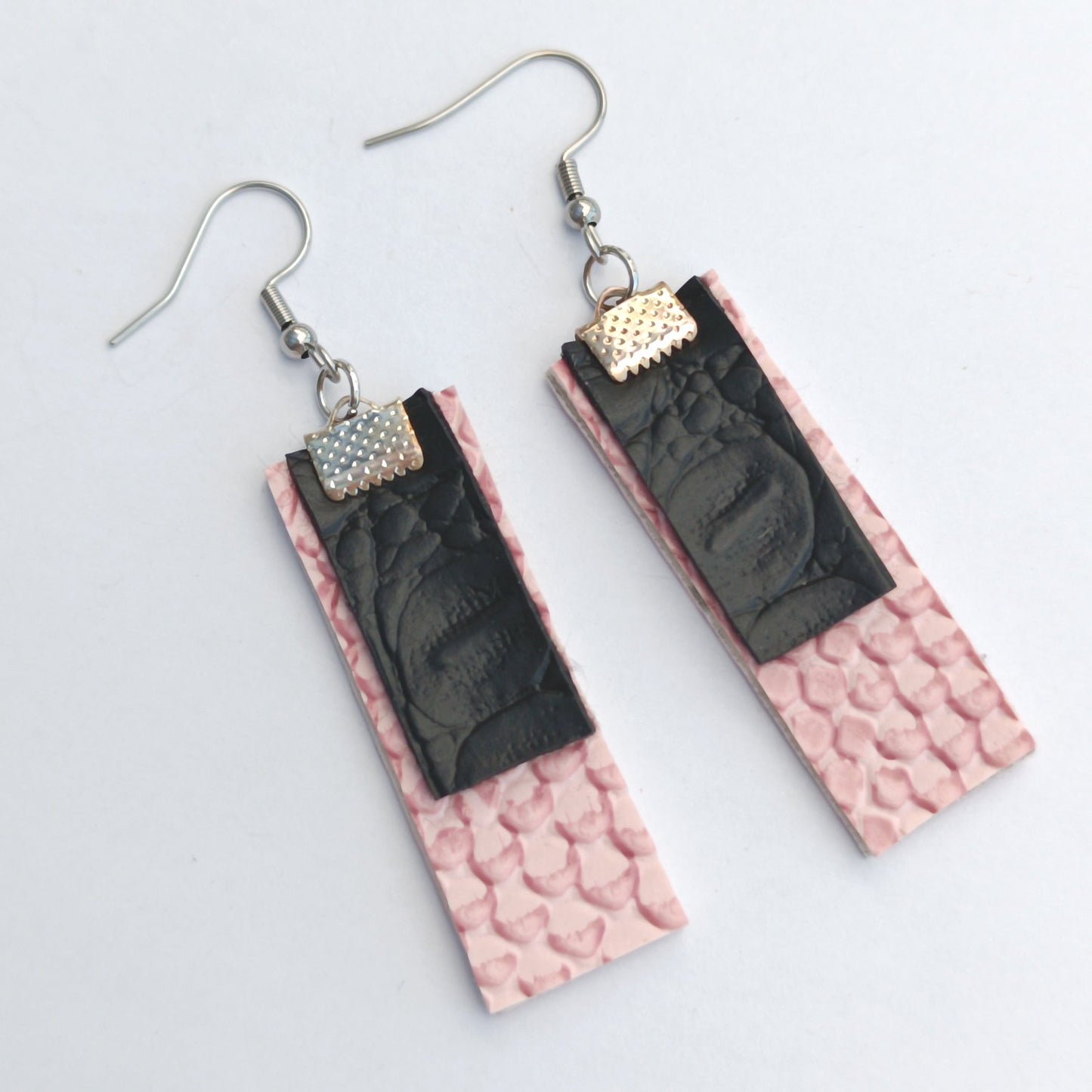 Boucle d'oreille en cuir. Rectangle rose/noir