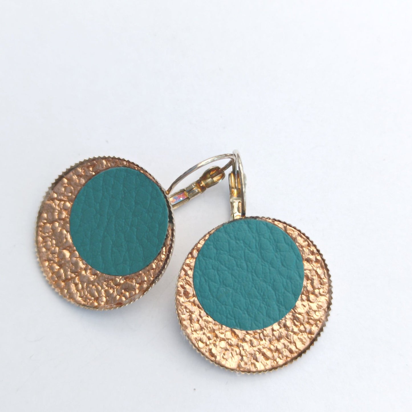 Boucle d'oreille en cuir. Ronde doré/bleu