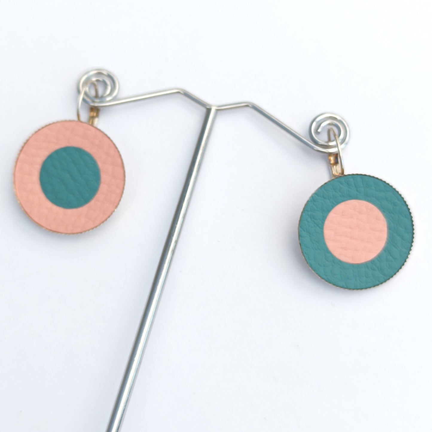 Boucle d'oreille en cuir. Ronde asymétrique bleu/rose