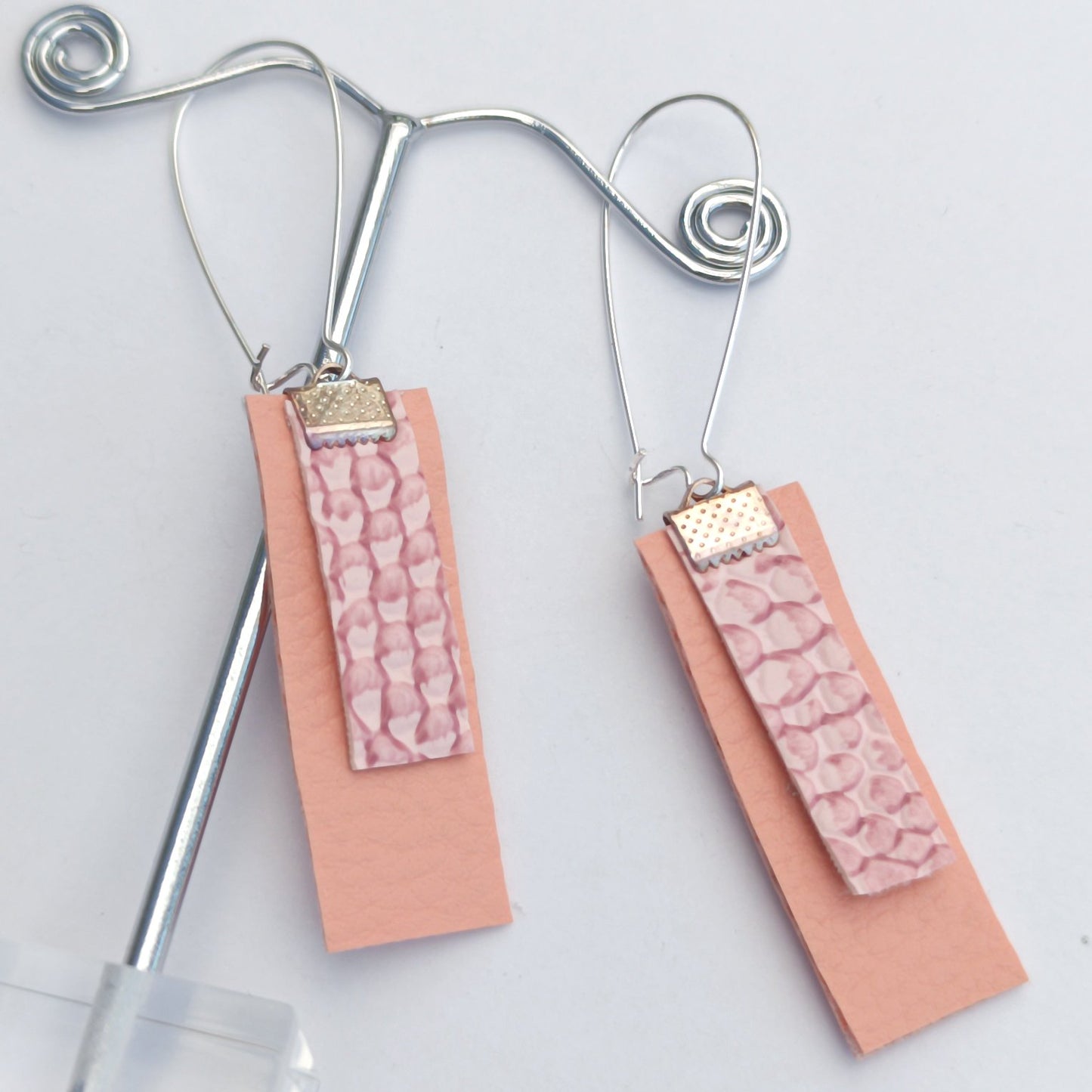 Boucle d'oreille en cuir. Rectangle rose