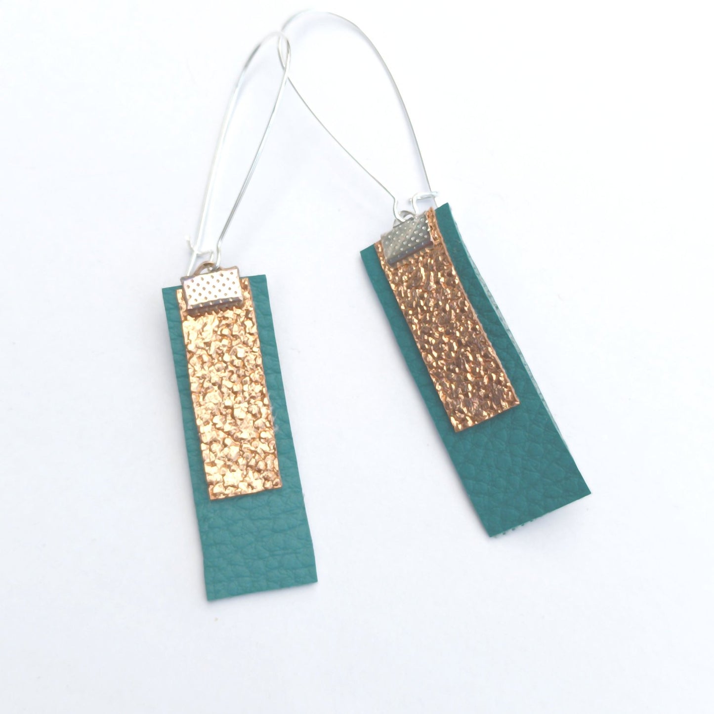 Boucle d'oreille en cuir. Rectangle bleu/ doré