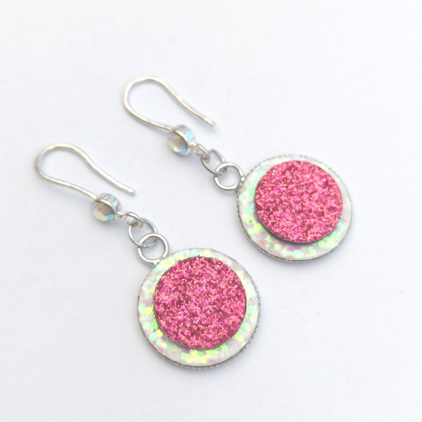 Boucle d'oreille en cuir. Ronde blanc pailleté/rose