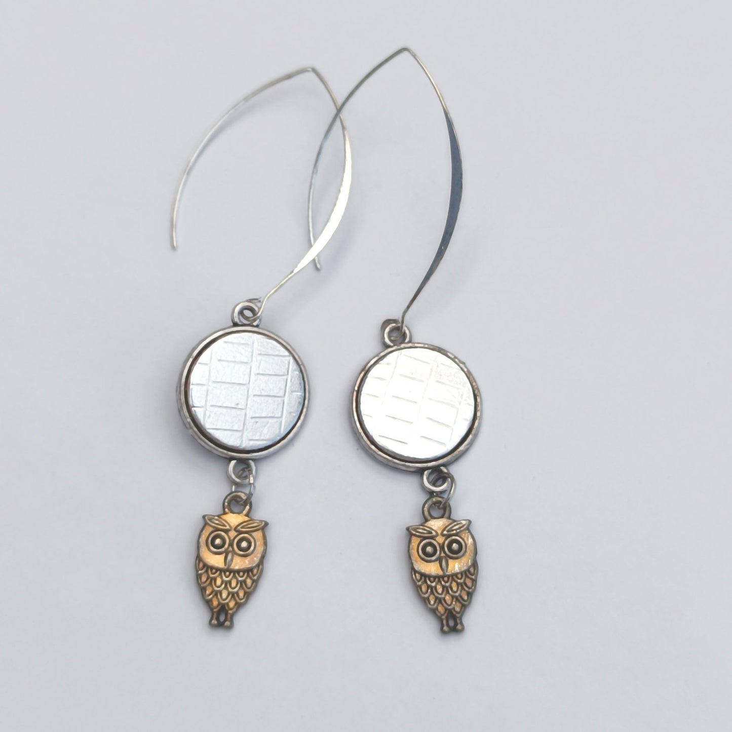 Boucle d'oreille en cuir. Ronde hibou