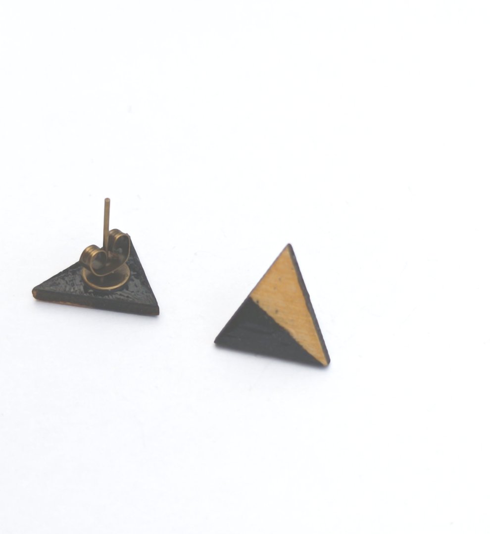 Boucle d'oreille en bois. Triangle naturel/noir