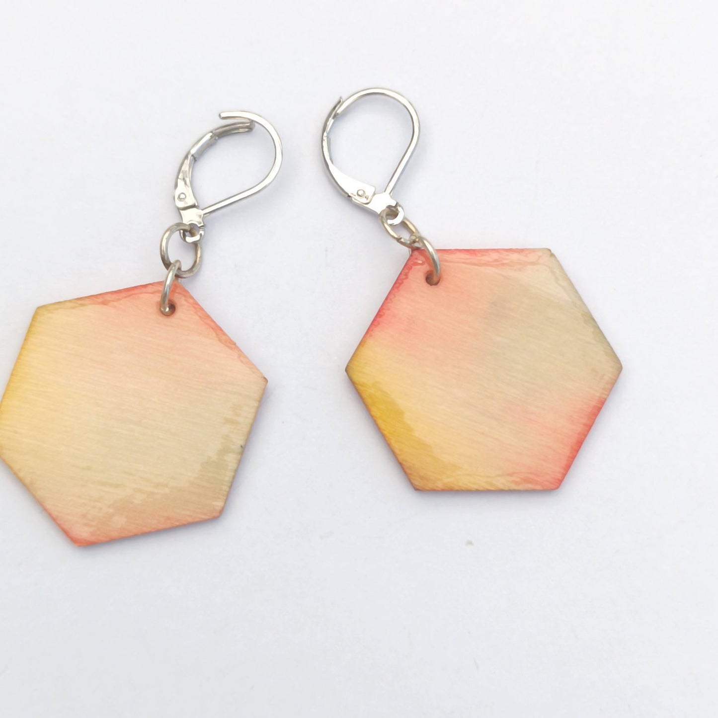 Boucle d'oreille en bois. Hexagone pastel