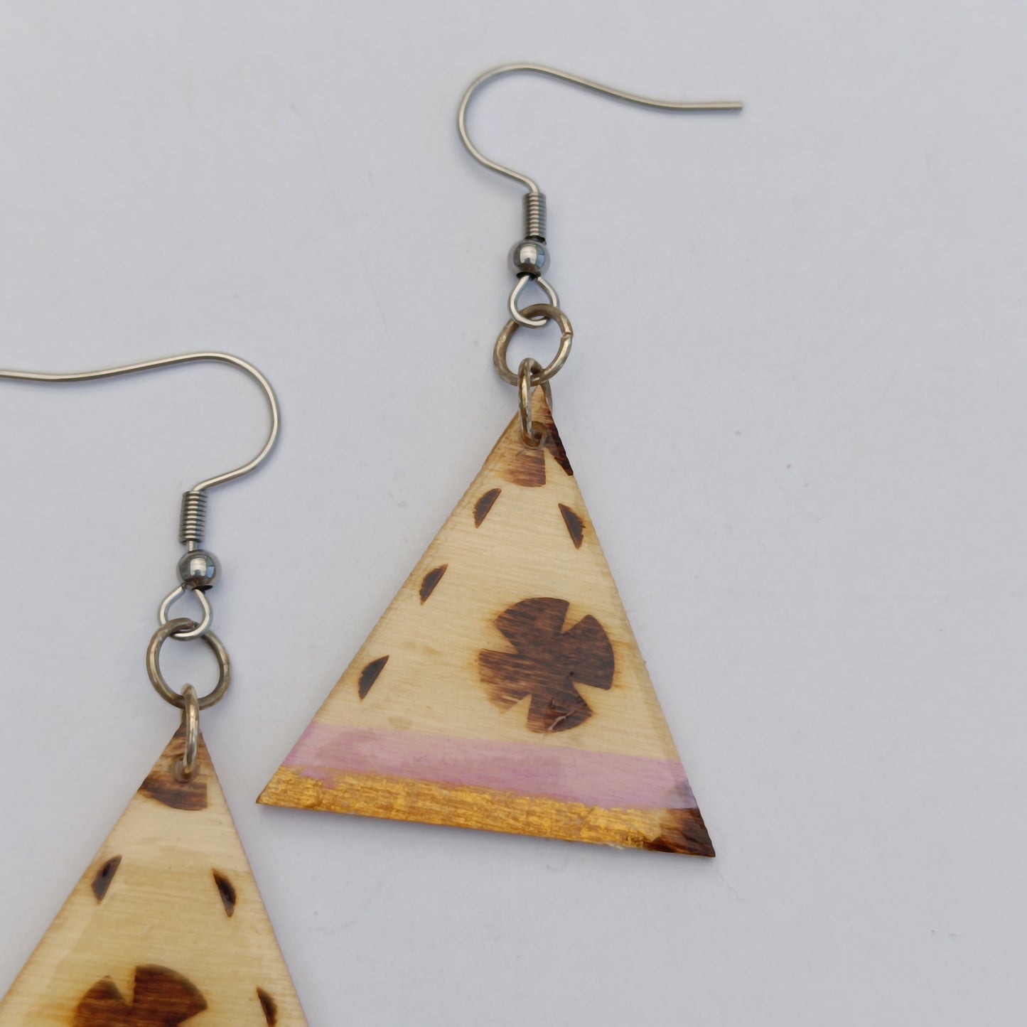 Boucle d'oreille en bois. Triangle naturel
