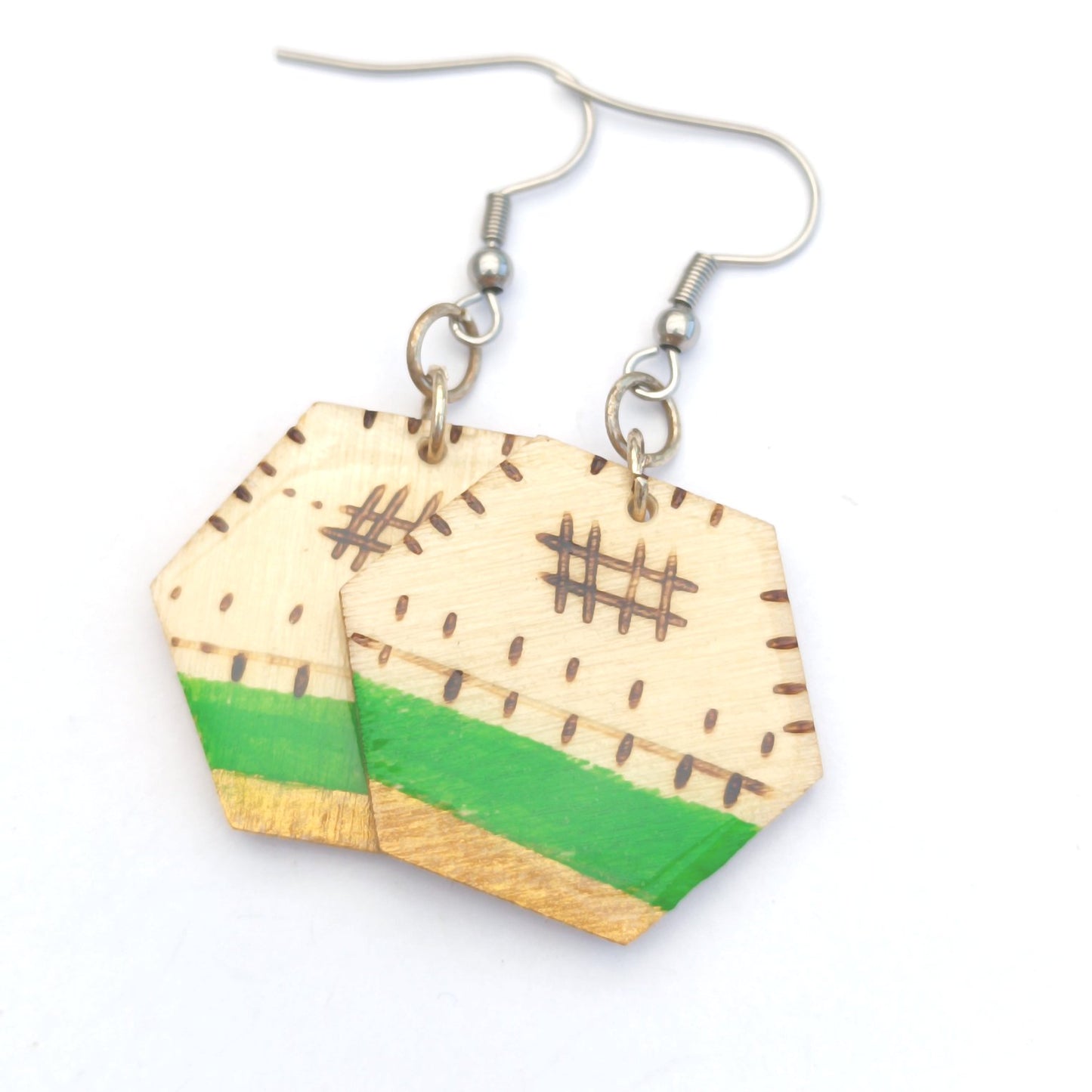 Boucle d'oreille en bois. Hexagone vert/naturel
