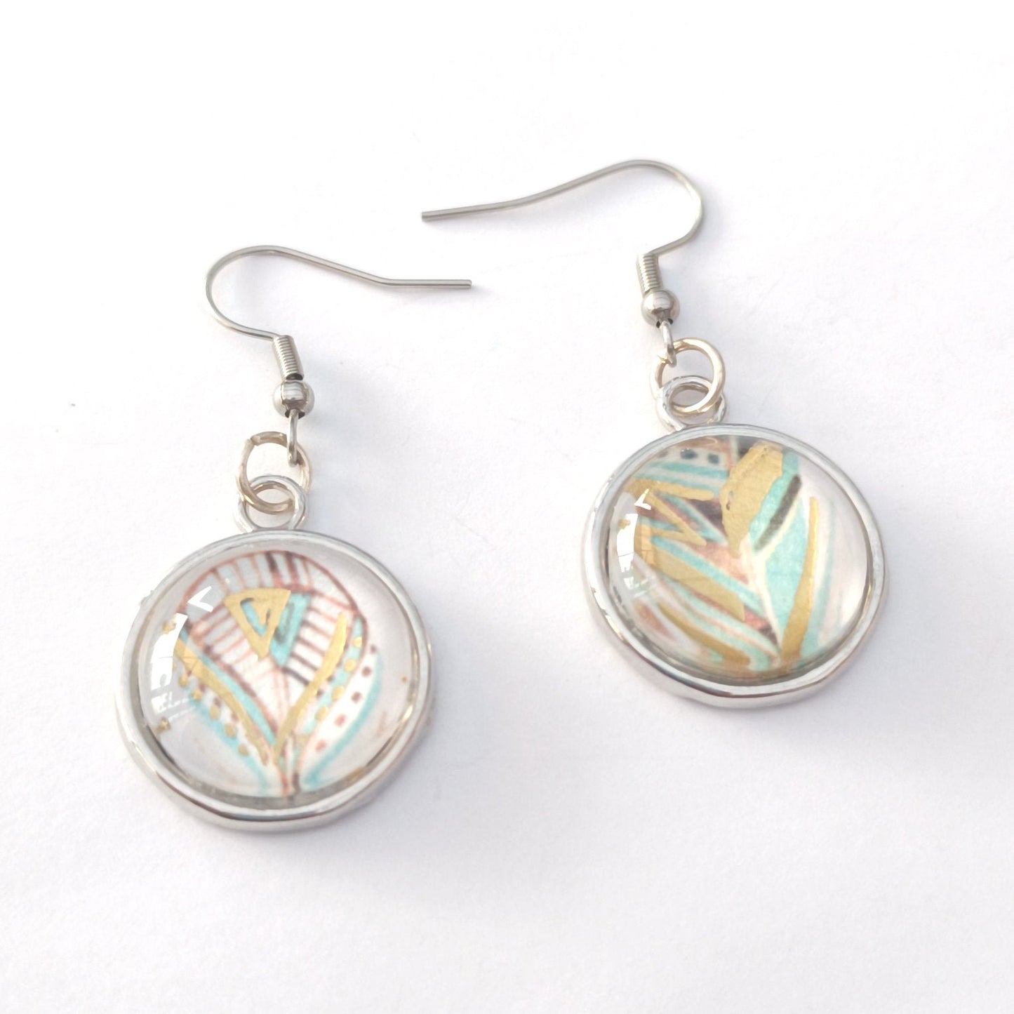 Boucle d'oreille en cabochon de verre. Motif ethnique