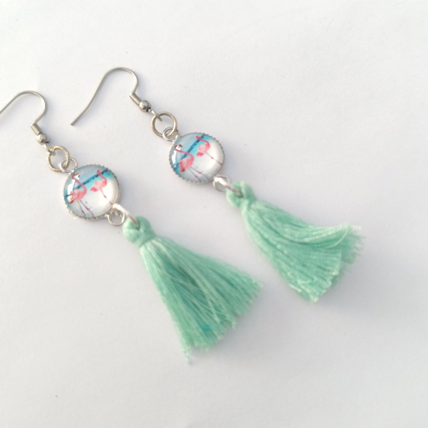 Boucle d'oreille en cabochon de verre. Motif flamand rose et vert