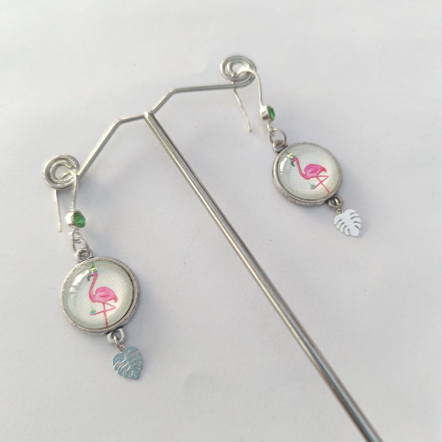 Boucle d'oreille en cabochon de verre. Motif flamand rose et feuille
