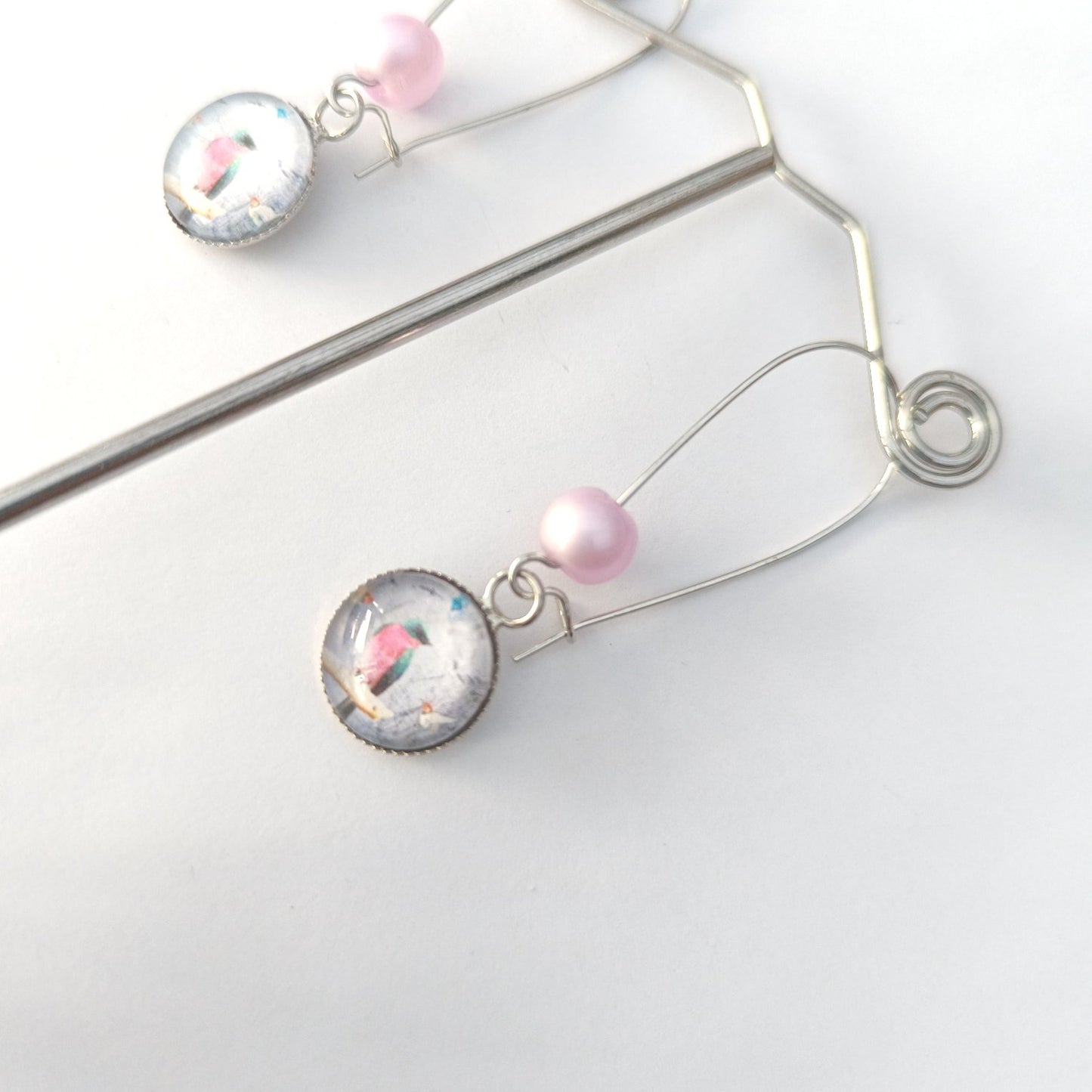 Boucle d'oreille en cabochon de verre. Motif oiseau