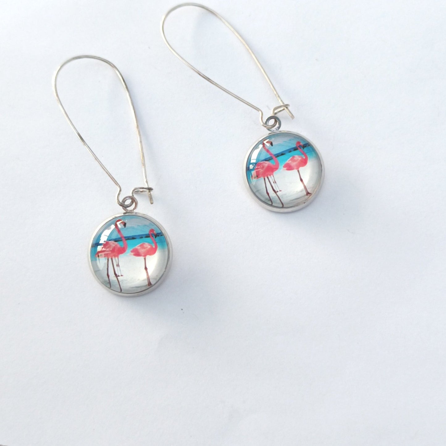 Boucle d'oreille en cabochon de verre. Motif 2 flamands roses