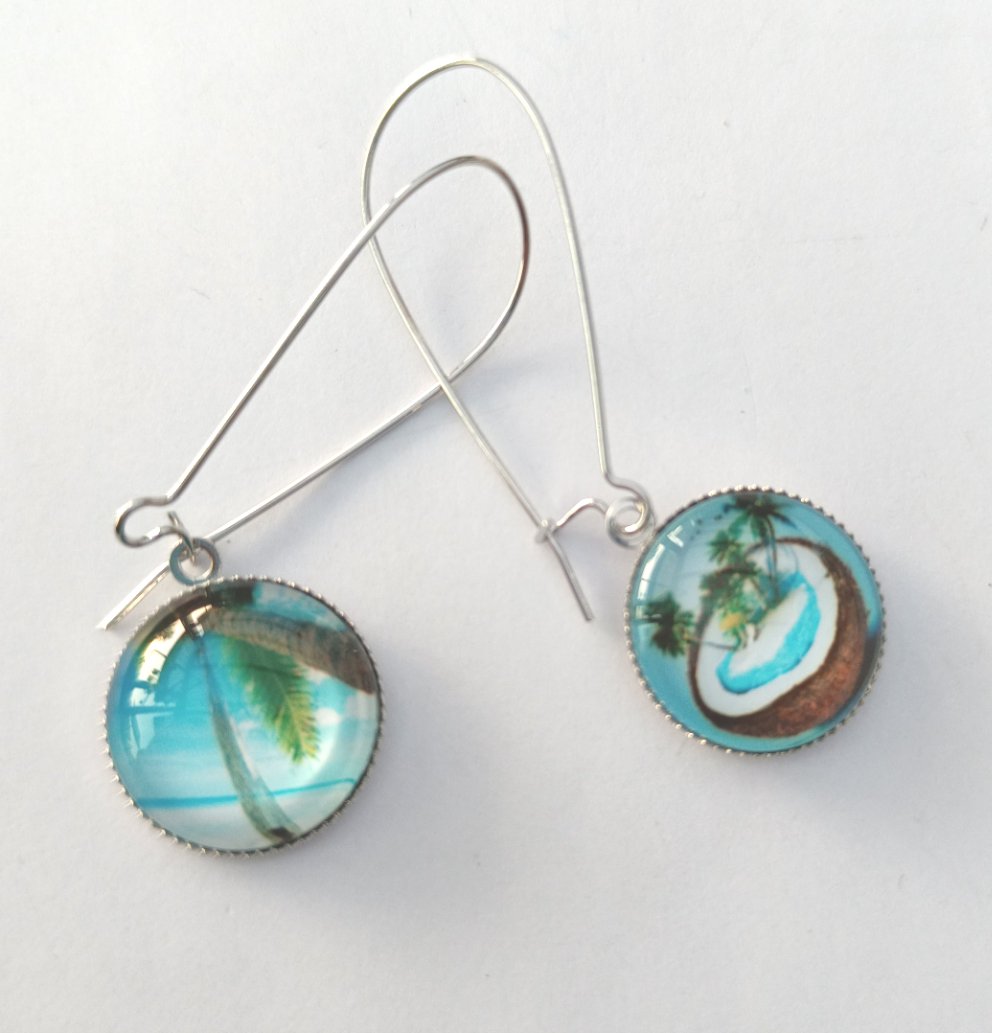 Boucle d'oreille en cabochon de verre. Motif noix de coco