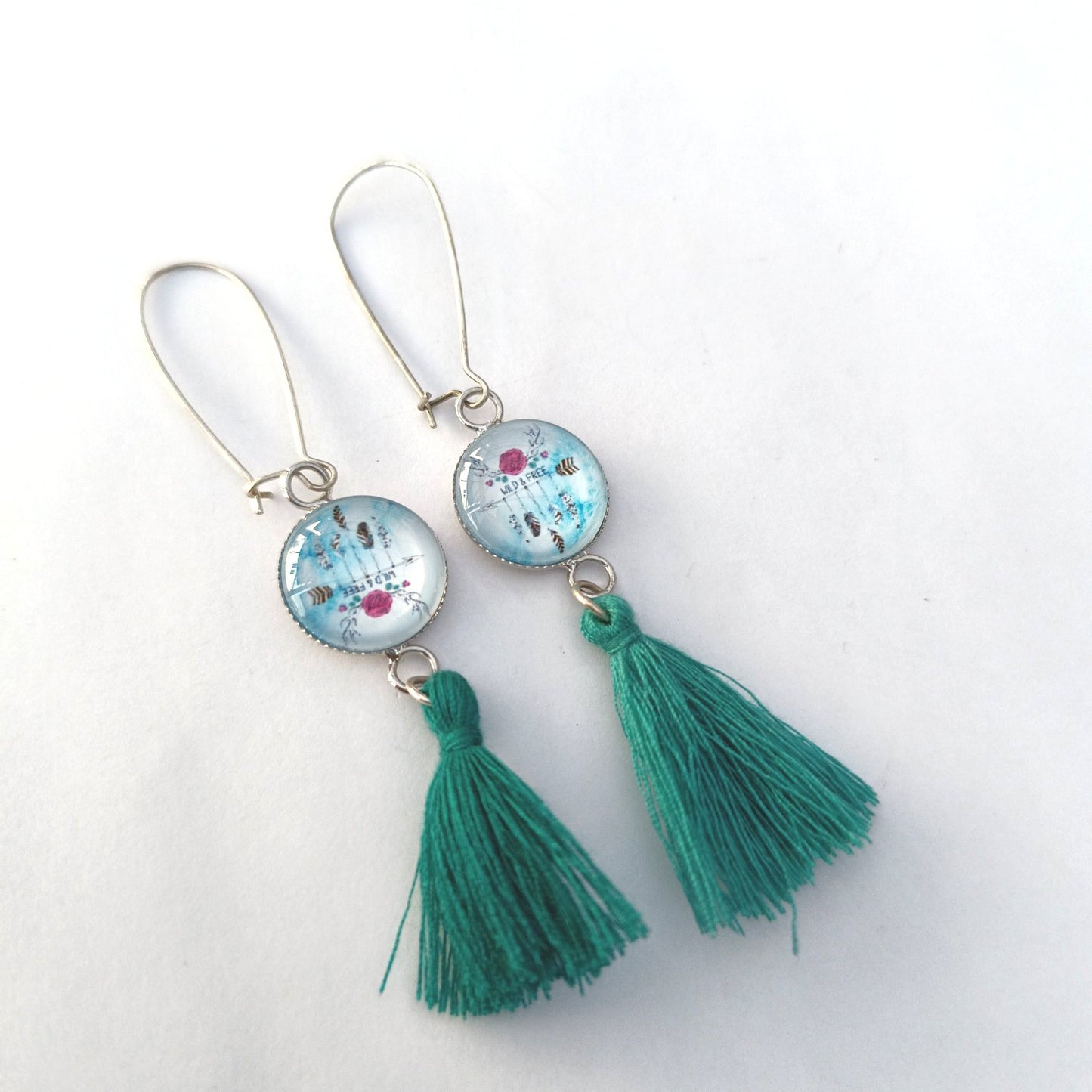 Boucle d'oreille en cabochon de verre. Motif attrape rêve