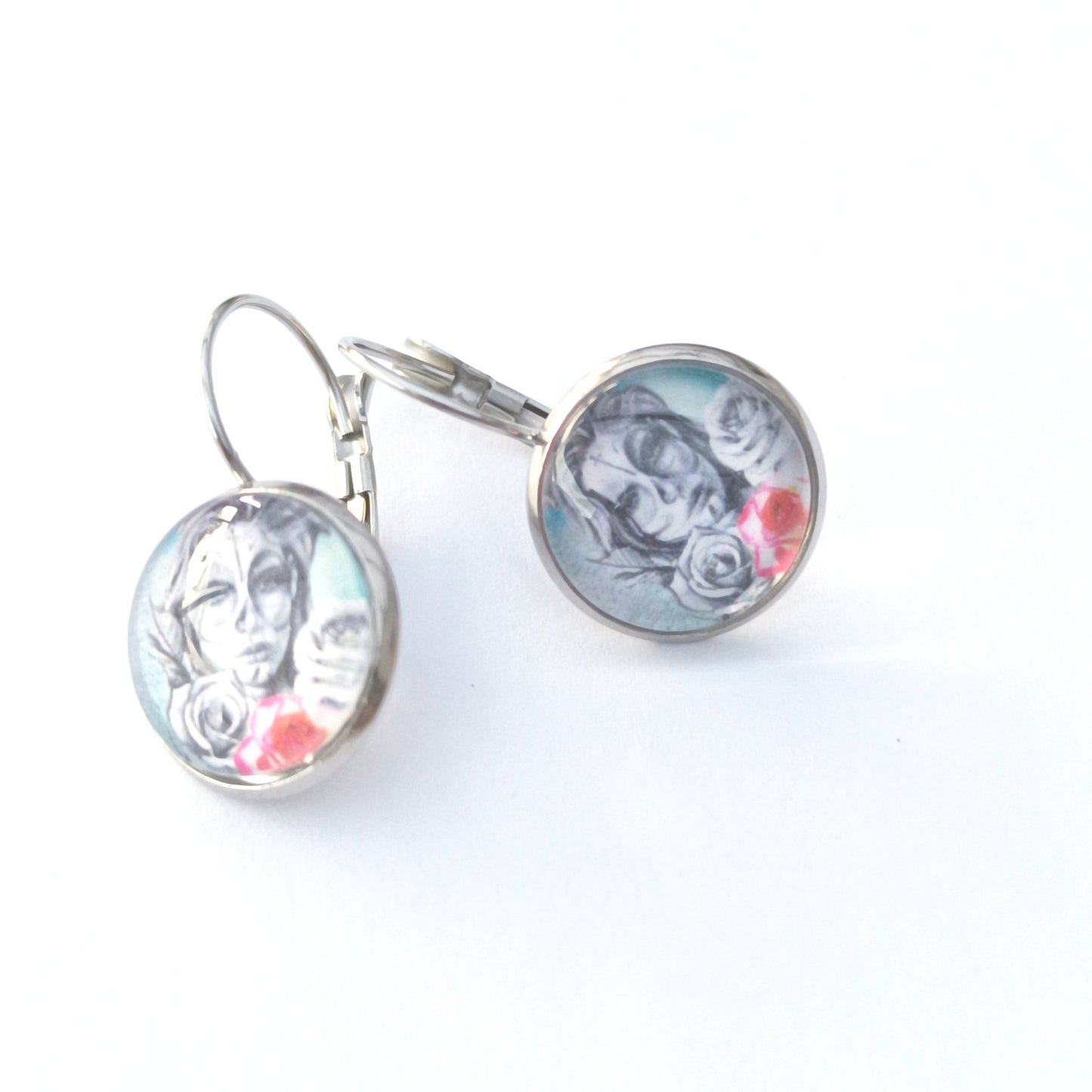 Boucle d'oreille en cabochon de verre . Motif femme aux roses