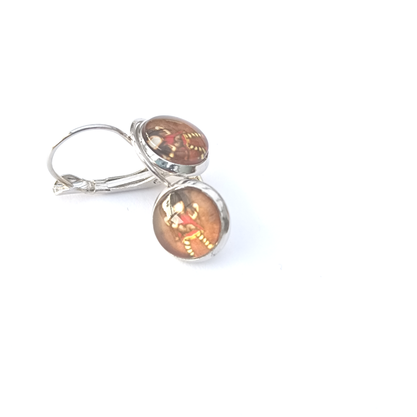 Boucle d'oreille en cabochon de verre. Motif poupée