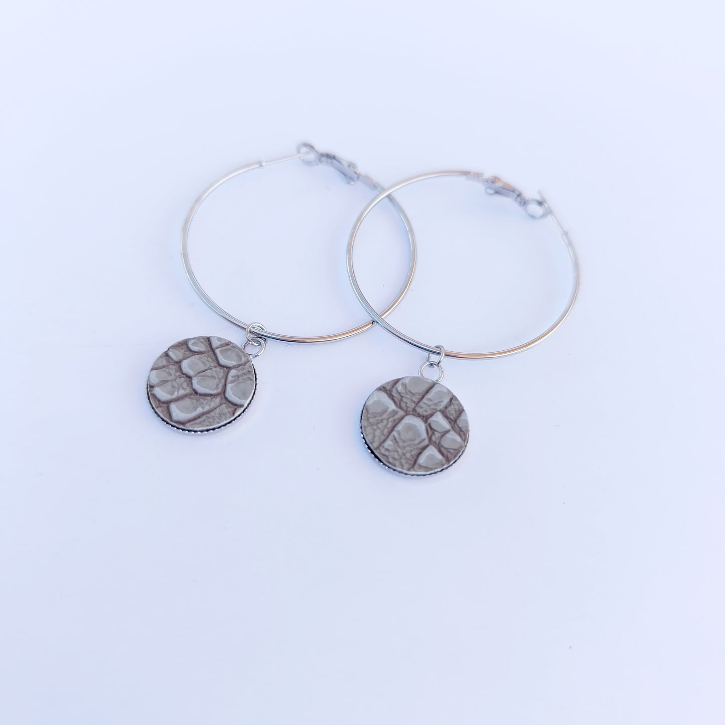 Boucle d'oreille en cuir. Créole grise