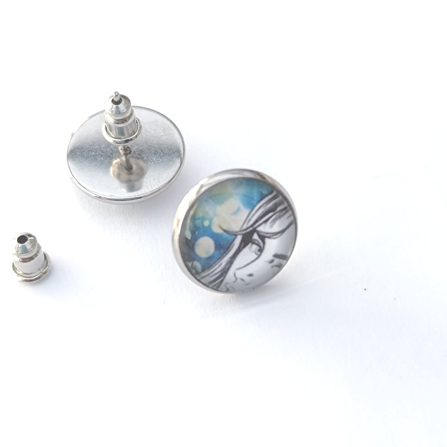 Boucle d'oreille en cabochon de verre. Motif femme