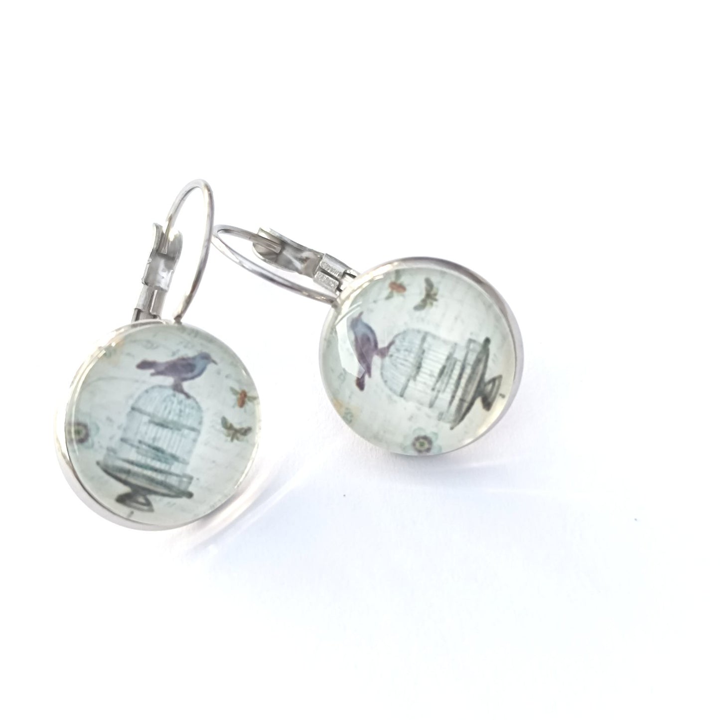 Boucle d'oreille en cabochon de verre. Motif cage oiseau