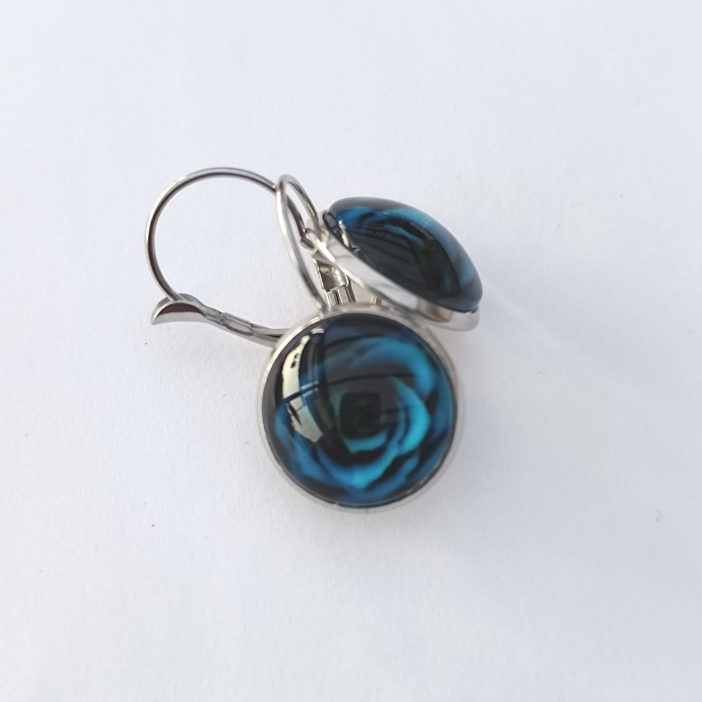 Boucle d'oreille en cabochon de verre. Motif rose bleu