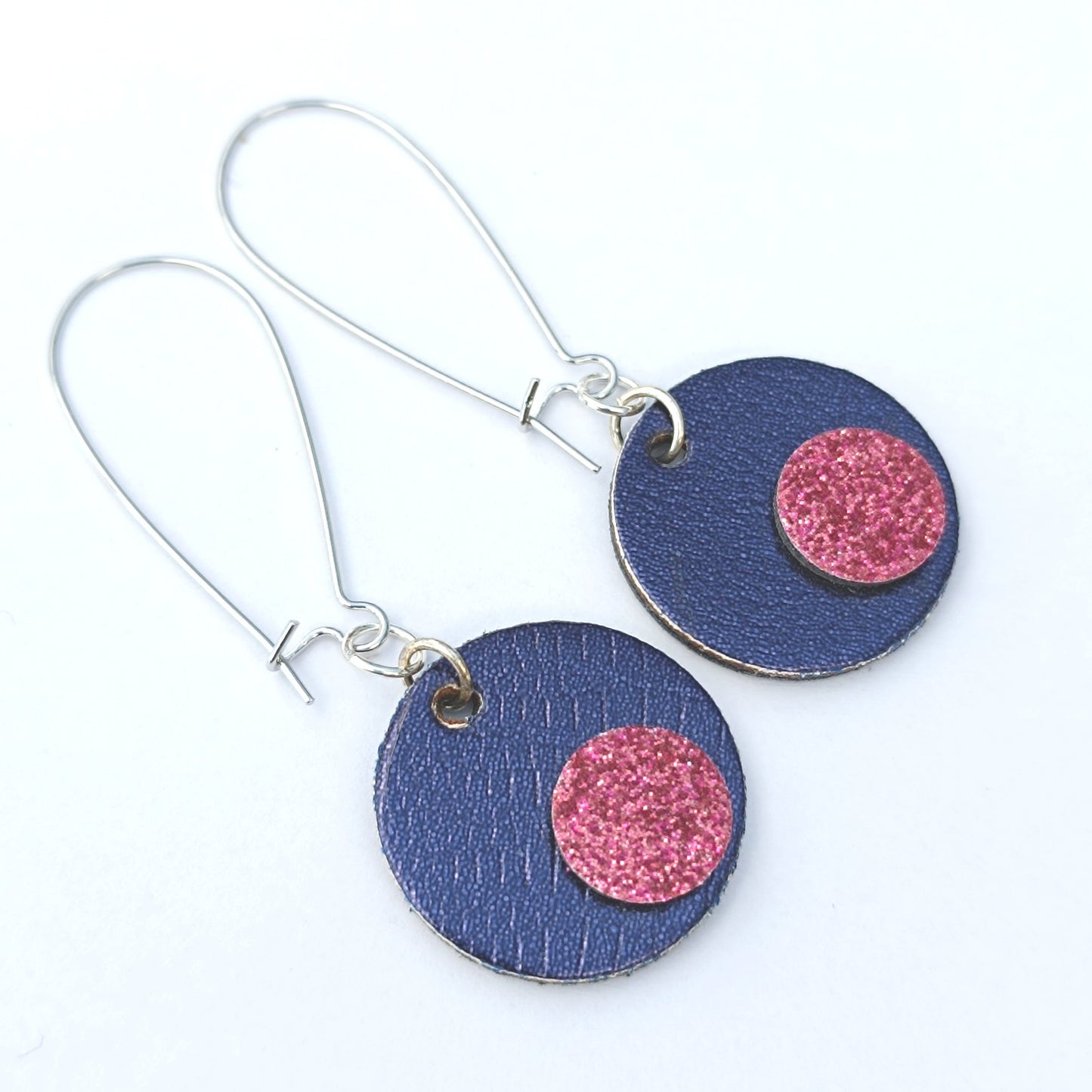 Boucle d'oreille en cuir. Ronde bleu/rose