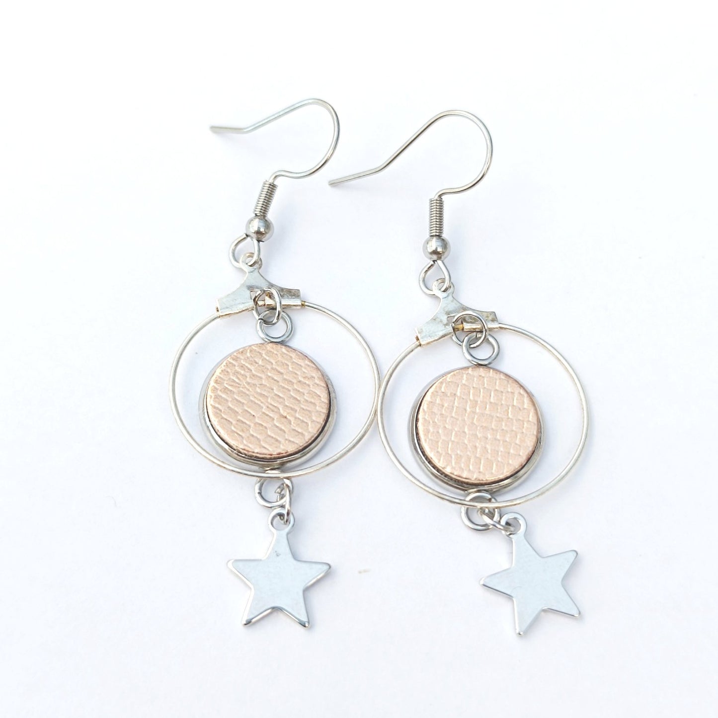 Boucle d'oreille en cuir. Créole dorée