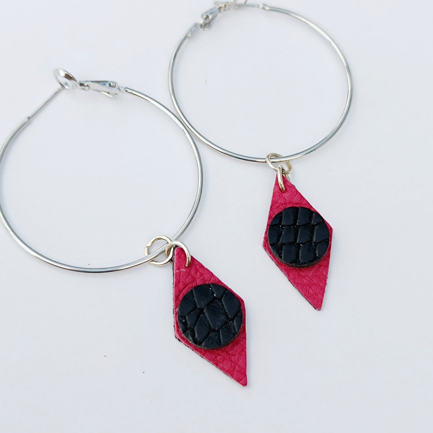 Boucle d'oreille en cuir. Créole losange rouge