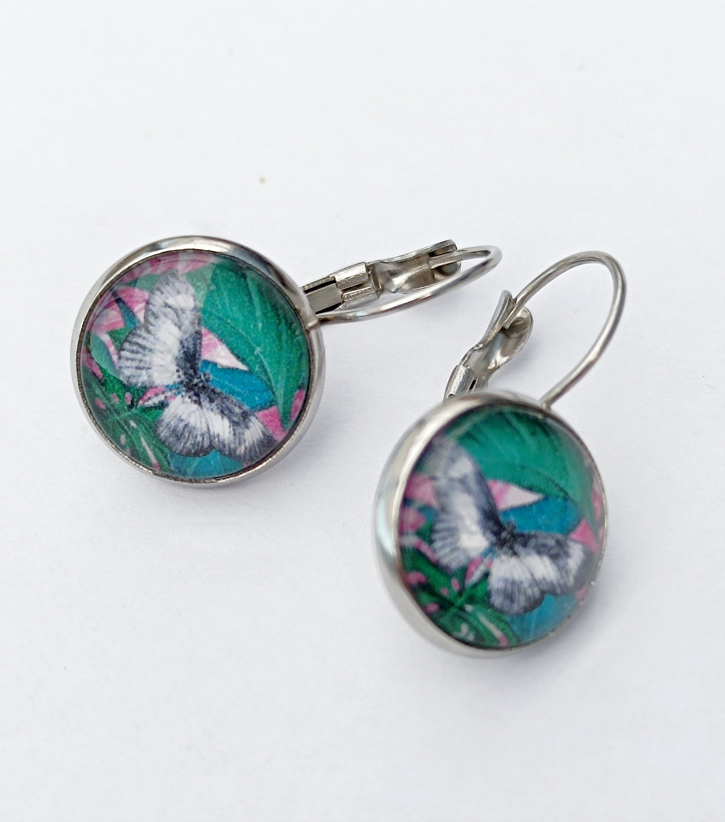 Boucle d'oreille en cabochon de verre. Motif papillon