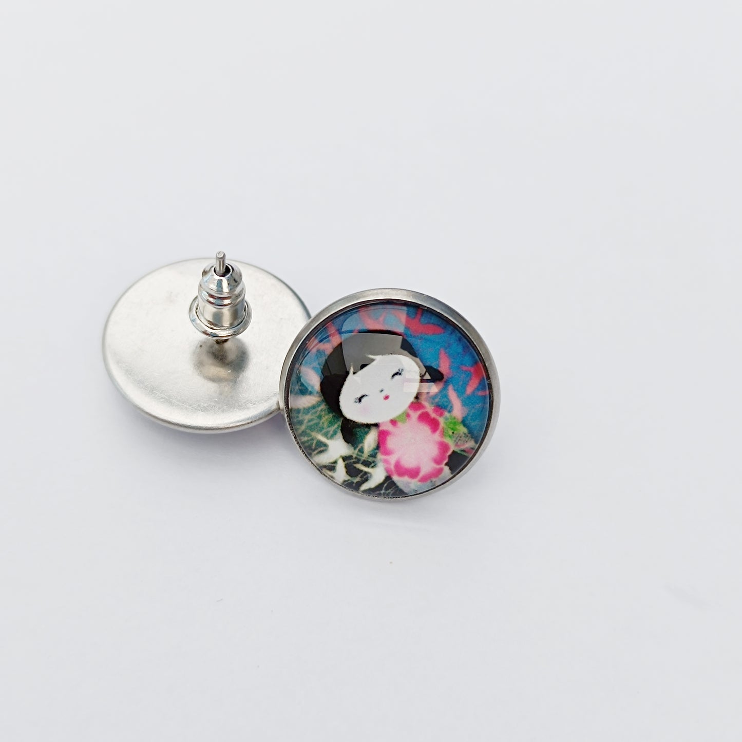 Boucle d'oreille en cabochon de verre. Motif matrioska