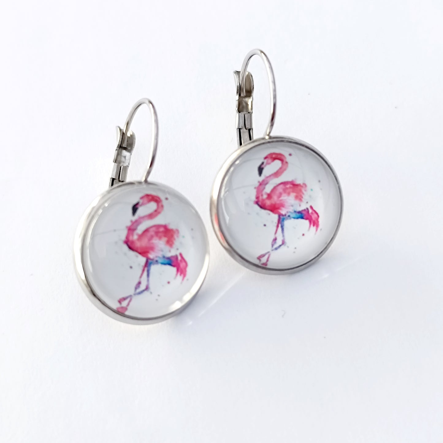 Boucle d'oreille en cabochon de verre. Motif flamand rose