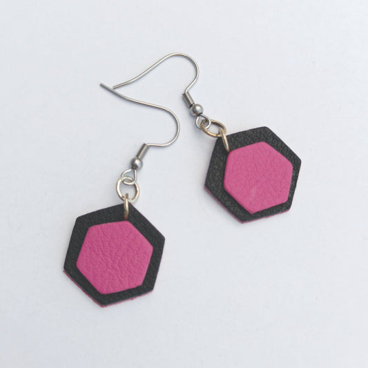 Boucle d'oreille en cuir. Hexagone rose/noir