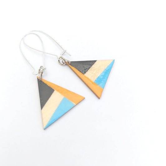 Boucle d'oreille en bois. Triangle multicolor