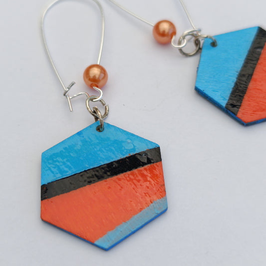 Boucle d'oreille en bois. Hexagone bleu/orange