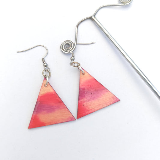 Boucle d'oreille en bois. Triangle rouge