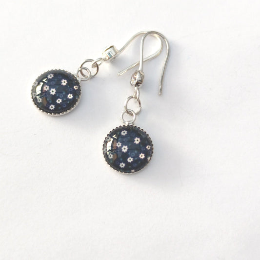 Boucle d'oreille en cabochon de verre. Motif bleu fleuri