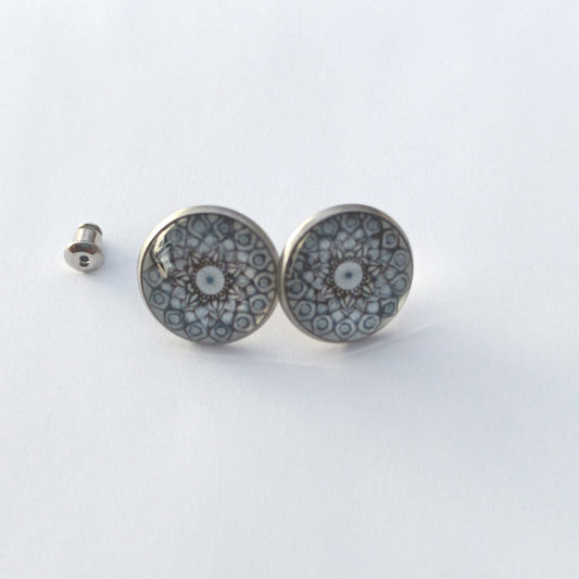 Boucle d'oreille en cabochon de verre. Motif mandala