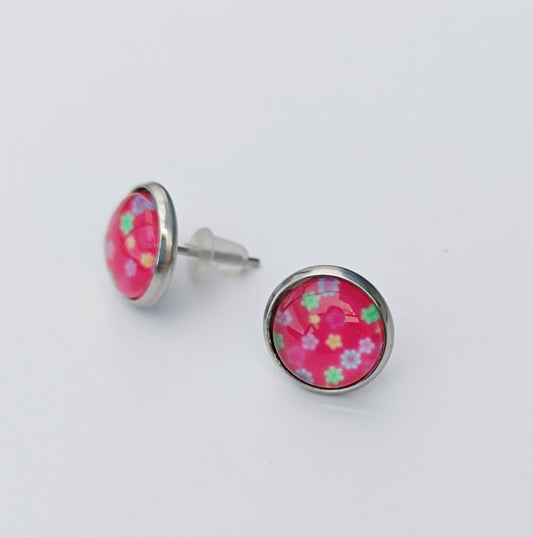 Boucle d'oreille en cabochon de verre. Motif fleur rose