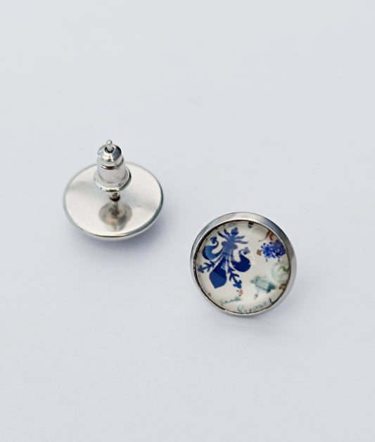 Boucle d'oreille en cabochon de verre. Motif arabesque