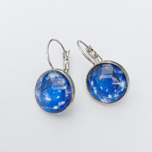 Boucle d'oreille en cabochon de verre. Motif bleu